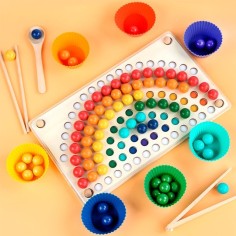 Tablero Montessori arcoíris con bolitas (Rainbow clip beads) 2