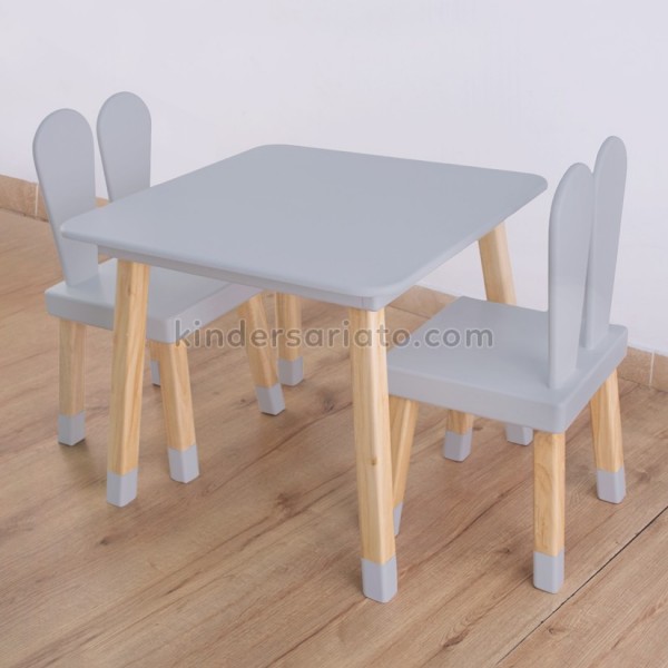 Cocina con sillas de colores y una mesa de madera al estilo del cielo claro